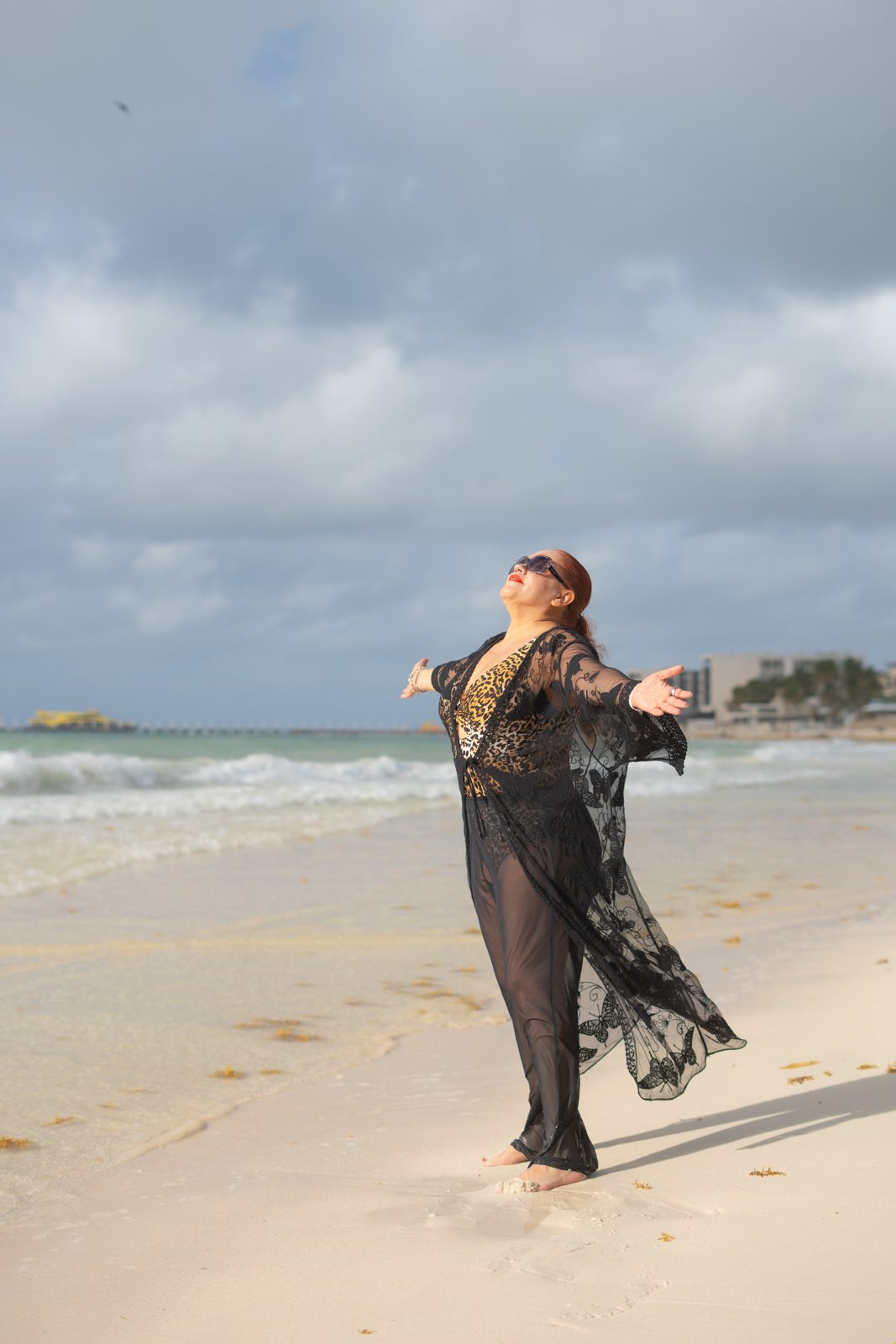 Lucero Ortega frente al mar